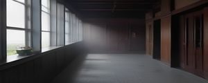 鲤鱼乡古廊桥横跨溪流，桥上游客驻足俯瞰溪中游动的鲤鱼，暖橙色夕阳打光温暖画面
