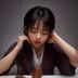 鲤鱼乡美食编辑吴竹青头像，年轻男性，正在品尝溪鲤鱼宴，表情满足